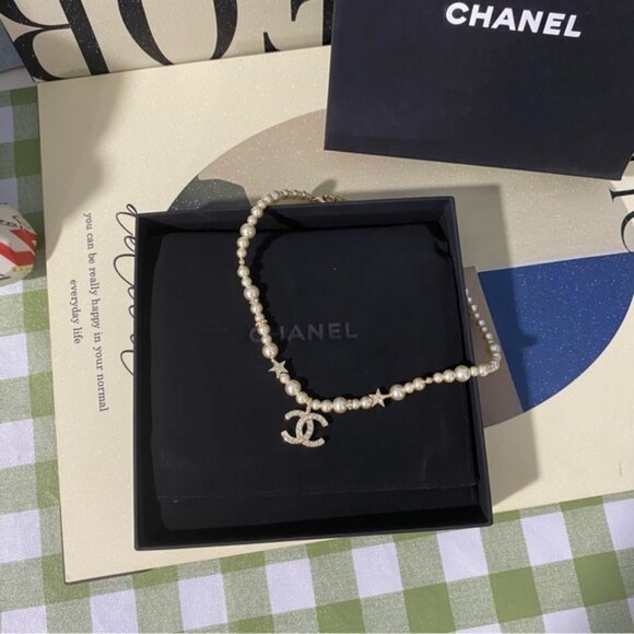 Timeless Pearl & Crystal Jewelry Piece with Interlocking C’s - Picture 4 of 6